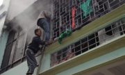 Vướng chuồng cọp, thanh niên suýt chết ngạt vì đám cháy nhỏ